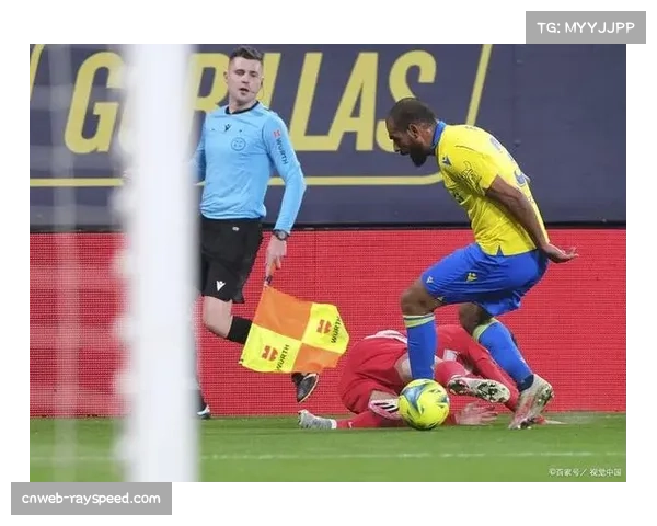 门将失误送礼，加的斯门将开球直接踢到对方前锋身上弹入网窝