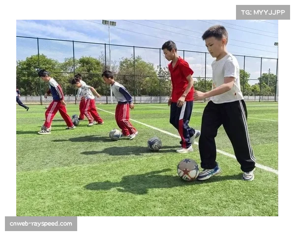 有趣一幕：足球被踢上看台后，球童迅速投掷备用球，比赛中断仅十秒